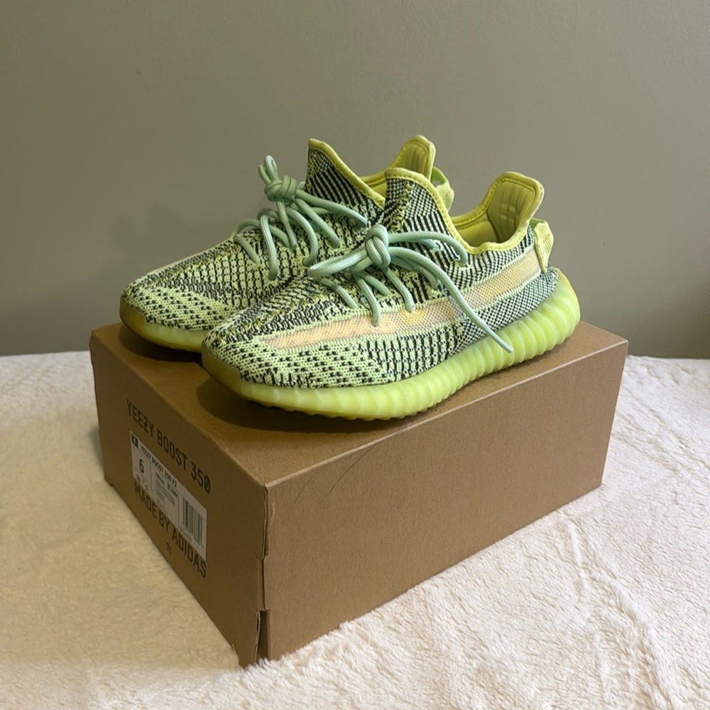 Almost like New Yeezy Boost 350 V2